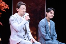 左から山本耕史、磯村勇斗。