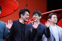 左から内野聖陽、西島秀俊、山本耕史。