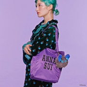 「『ディズニー ツイステッドワンダーランド』 ANNA SUI エコバッグ」使用イメージ