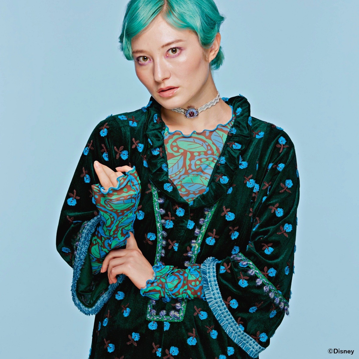 「『ディズニー ツイステッドワンダーランド』 ANNA SUI チョーカー」使用イメージ