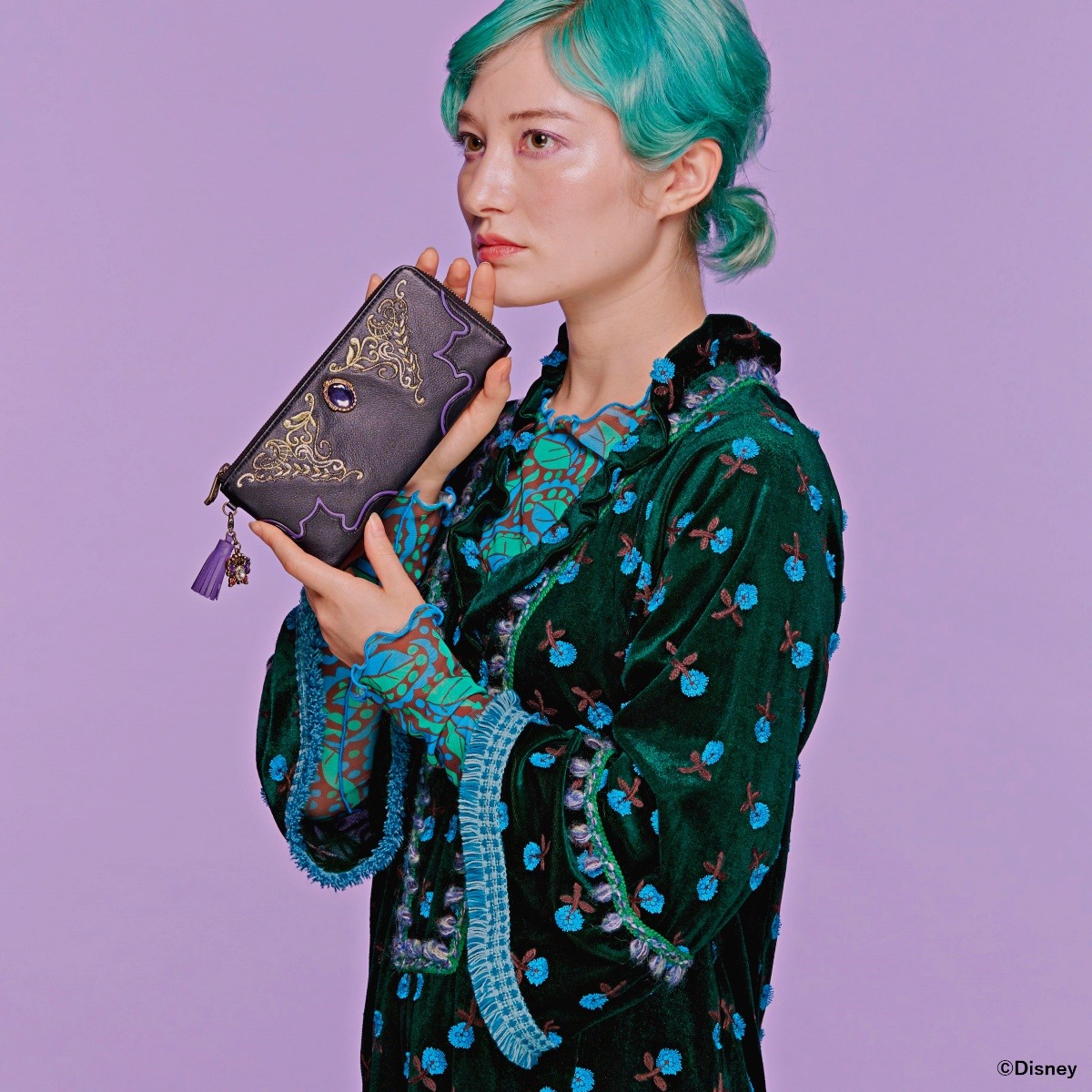 「『ディズニー ツイステッドワンダーランド』 ANNA SUI 長財布」使用イメージ