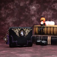 「『ディズニー ツイステッドワンダーランド』 ANNA SUI 二つ折り財布」