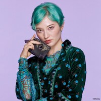 「『ディズニー ツイステッドワンダーランド』 ANNA SUI 二つ折り財布」使用イメージ