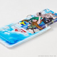 「マクロスF」スライドカードケースの使用イメージ。