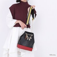 「スカラビア寮 デザイン ショルダーバッグ」着用イメージ