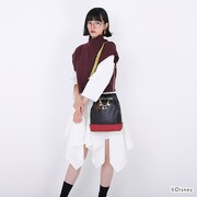 「スカラビア寮 デザイン ショルダーバッグ」着用イメージ