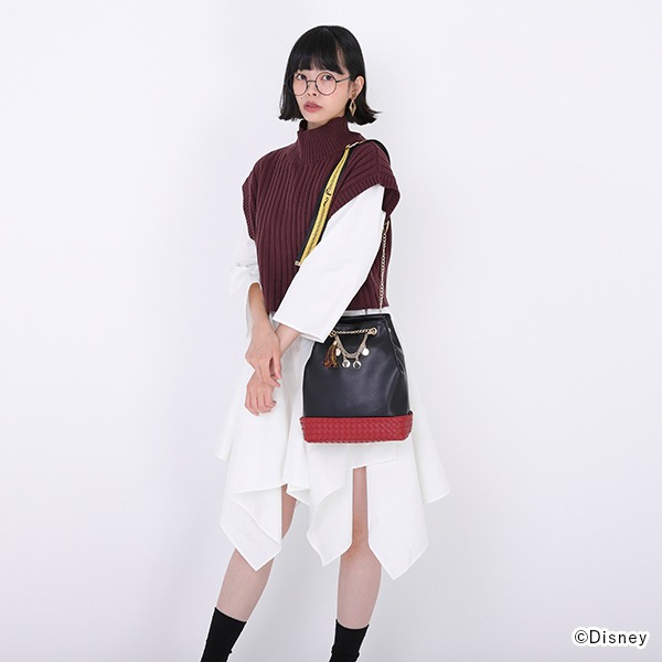 「スカラビア寮 デザイン ショルダーバッグ」着用イメージ