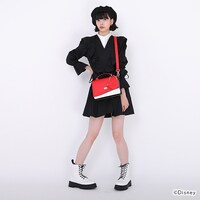 「ハーツラビュル寮 デザイン ショルダーバッグ」着用イメージ