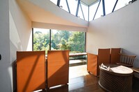 店内の様子。鎌倉山の風景を一望できる。