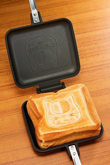 「夏目友人帳 ホットサンドメーカー ニャンコ先生」の使用イメージ。