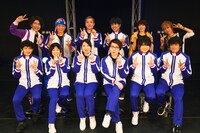 上段左から新垣樽助、喜安浩平、小野坂昌也、川本成、永井幸子、KIMERU。下段左から津田健次郎、甲斐田ゆき、皆川純子、置鮎龍太郎、近藤孝行、高橋広樹。