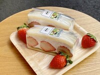 「抹茶餡苺サンド」