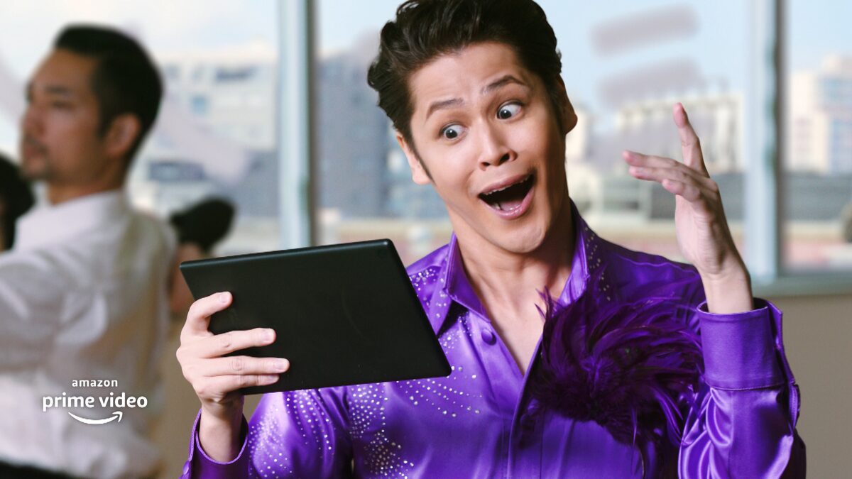 宮野真守がアマプラの新cmで社交ダンス講師に 紫色のサテンシャツで歌い踊る 動画あり コメントあり コミックナタリー 宮野真守がアマプラの新cmで社交ダンス講師に 紫色のサテンシャツで歌い踊る 動画あり コメントあり コミックナタリー