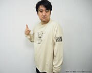 コラボグッズのロングスリーブTシャツを着こなす佐久間宣行。