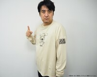 コラボグッズのロングスリーブTシャツを着こなす佐久間宣行。