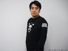 コラボグッズのロングスリーブTシャツを着こなす佐久間宣行。