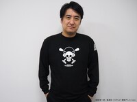 コラボグッズのロングスリーブTシャツを着こなす佐久間宣行。
