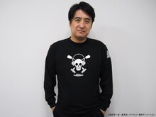 コラボグッズのロングスリーブTシャツを着こなす佐久間宣行。