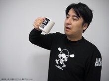 マグカップと佐久間宣行。