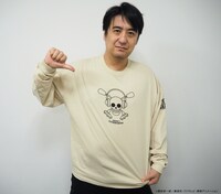コラボグッズのロングスリーブTシャツを着こなす佐久間宣行。