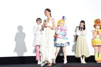 「映画トロピカル～ジュ！プリキュア 雪のプリンセスと奇跡の指輪！」の完成披露舞台挨拶の様子。