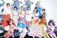 後列左から瀬戸麻沙美、日高里菜、松本まりか、ファイルーズあい、石川由依、花守ゆみり。前列左からキュアフラミンゴ、キュアラメール、キュアサマー、キュアパパイア、キュアコーラル。