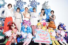 後列左から瀬戸麻沙美、日高里菜、松本まりか、ファイルーズあい、石川由依、花守ゆみり。前列左からキュアフラミンゴ、キュアラメール、キュアサマー、キュアパパイア、キュアコーラル。