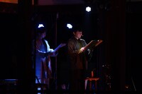 「世界文化遺産 下鴨神社 朗読劇 鴨の音 第二夜 『読還-よみがえり-』」より、奥から島崎信長、岸尾だいすけ。