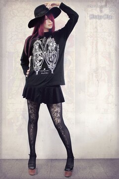 三原ミツカズがゴスロリブランドとコラボ 描き下ろしイラストがタイツ Tシャツに コミックナタリー