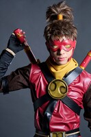 西原竜平扮するレッドロビン。