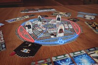 「鋼の錬金術師 FULLMETAL ALCHEMIST ボードゲーム ～約束の日～」プレイ時のイメージ。