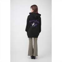 「ガルマ・ザビ企画」のアイテム着用写真。