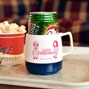 「DINEXマグカップ（千冬と場地）」使用イメージ