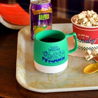 「DINEXマグカップ（溝中五人衆）」使用イメージ