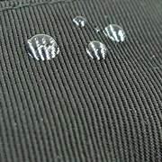 アイテムの表面に施された撥水加工の様子。