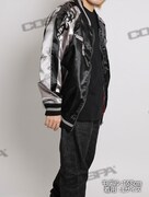 「ラグーン商会 スカジャン」の着用イメージ。