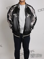 「ラグーン商会 スカジャン」の着用イメージ。