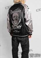 「ラグーン商会 スカジャン」の着用イメージ。