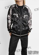 「ラグーン商会 スカジャン」の着用イメージ。