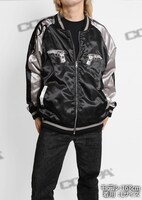 「ラグーン商会 スカジャン」の着用イメージ。