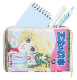 「王家の紋章」コミック表紙風ポーチがカプセルトイに、開くと作中の名シーン