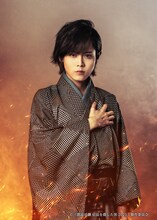 大崎捺希扮する徳川家康。 (c)「朗読活劇 信長を殺した男 2021」製作委員会