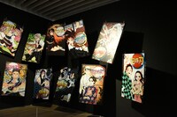 「『鬼滅の刃』吾峠呼世晴原画展」の様子。