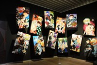 「『鬼滅の刃』吾峠呼世晴原画展」の様子。