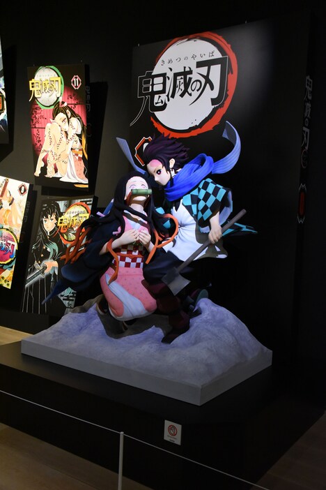 「『鬼滅の刃』吾峠呼世晴原画展」の様子。