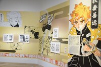 「『鬼滅の刃』吾峠呼世晴原画展」の様子。