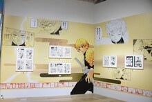 「『鬼滅の刃』吾峠呼世晴原画展」の様子。