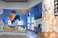 「『鬼滅の刃』吾峠呼世晴原画展」の様子。