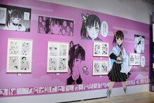 「『鬼滅の刃』吾峠呼世晴原画展」の様子。