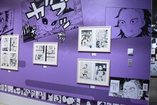 「『鬼滅の刃』吾峠呼世晴原画展」の様子。